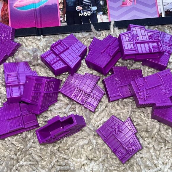 Hasbro Barbie Monopoly - All Pieces - Picture 9 of 12